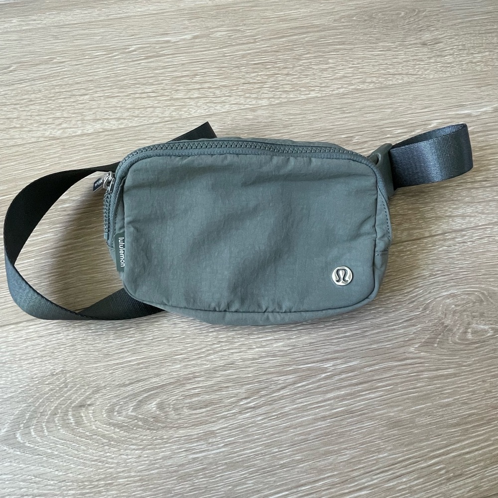 Lululemon everyday belt bag 1L in Sage